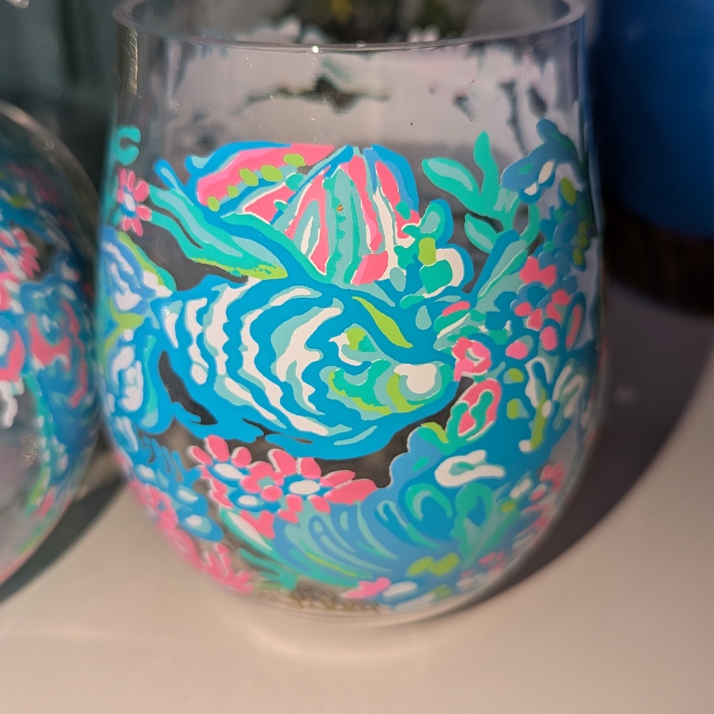 NWOT 2 LILLY PULITZER COLORFUL FLORAL AND FISH STEMLESS WINE GLASSES NEVER USED